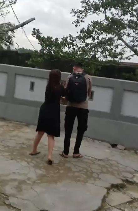 Wanita selingkuh dengan polisi muda di kos-kosan.
