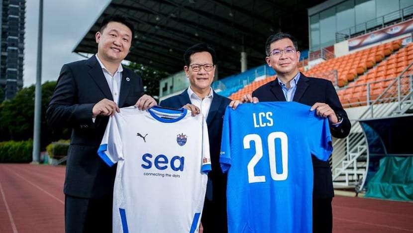 Forrest Li, Ketua Lion City Sailors FC, Lim Kia Tong, Presiden FAS dan Winston Wong, Ketua Home United, berpose dengan kaus Lion City Sailors FC.