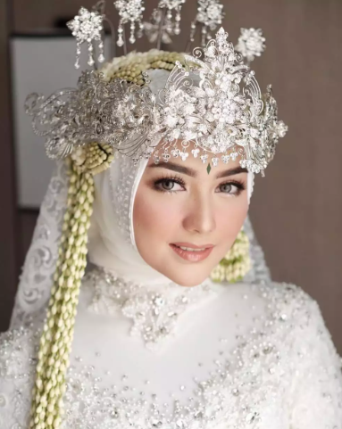 Riasan Adik Artis di Hari Pernikahan