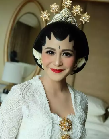Riasan Adik Artis di Hari Pernikahan