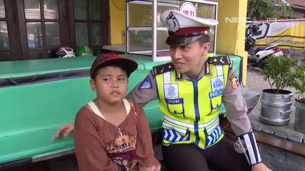 Bocah penjual gorengan minta HP ke polisi.