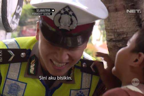 Bocah penjual gorengan minta HP ke polisi.