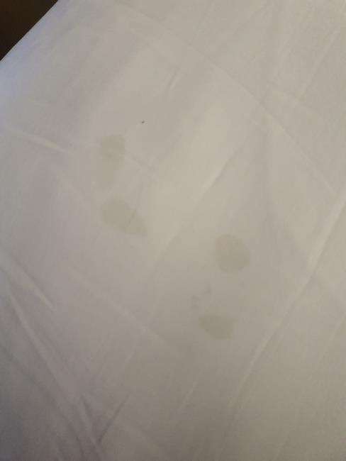 Tamu hotel kecewa, kamar sangat kotor penuh darah dan noda bekas cairan.