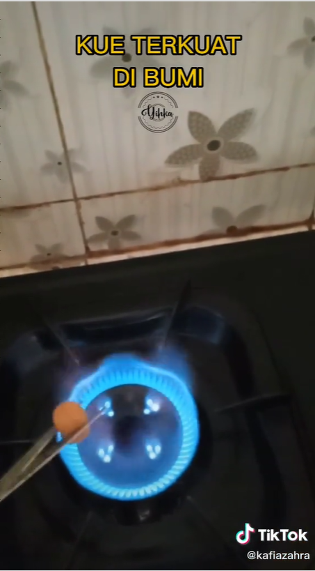 Viral Kue Terkuat di Bumi, Dilindas Motor hingga Dijepit Pintu Tak Hancur