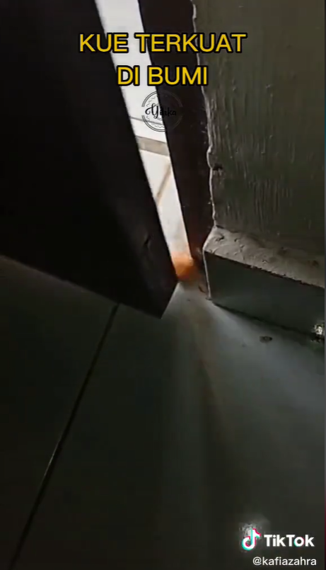 Viral Kue Terkuat di Bumi, Dilindas Motor hingga Dijepit Pintu Tak Hancur