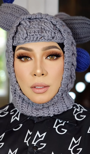 Makeup Slam Wiyono di Wajah Melly Goeslaw