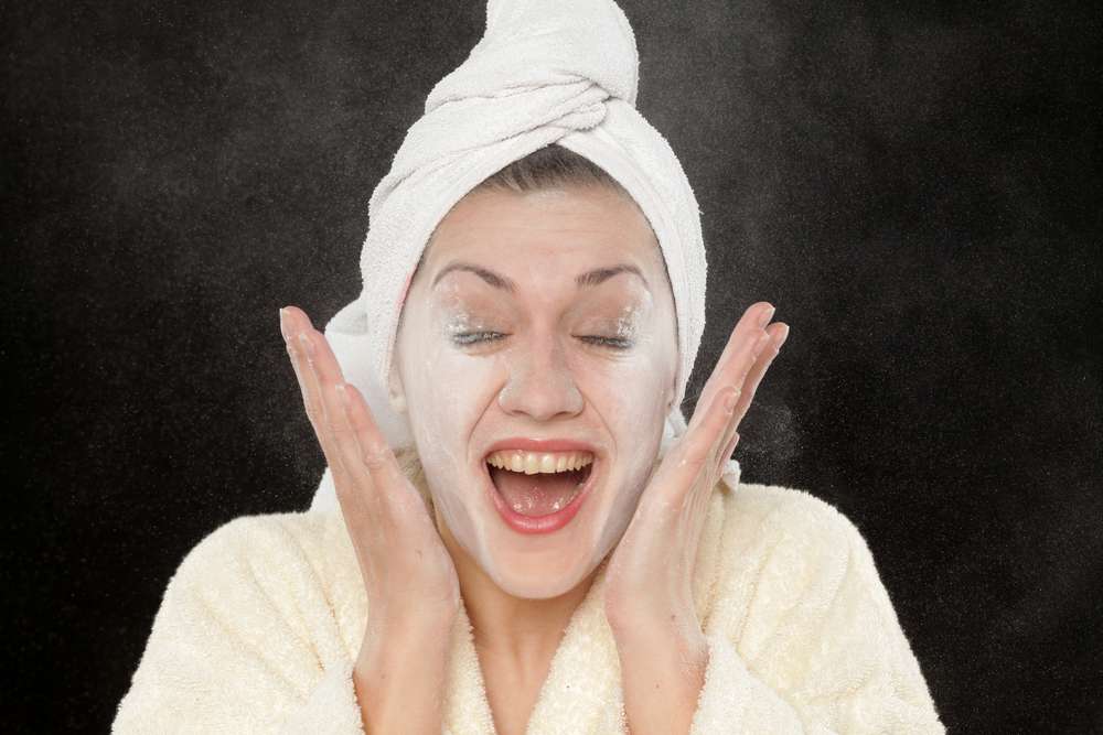 Memakai Bedak Bayi