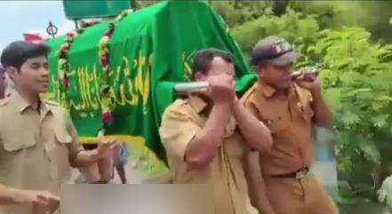 Jenazah tak ada yang mengantar ke makam,  kecuali perangkat desa.