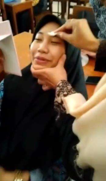 Dirazia guru dikira pakai pensil alis ke sekolah.