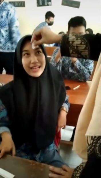 Dirazia guru dikira pakai pensil alis ke sekolah.