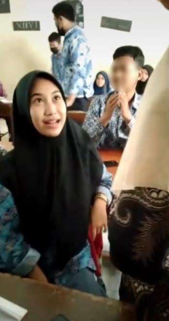 Dirazia guru dikira pakai pensil alis ke sekolah.