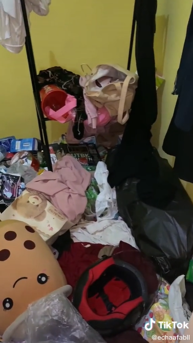 Penampakan Kamar Kos Penuh Sampah dan Sisa Makanan