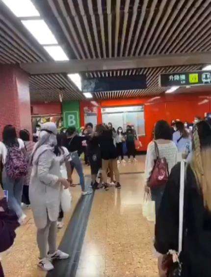 Dua TKW asal Indonesia berkelahi di stasiun luar negeri.