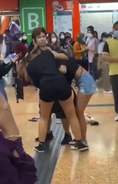 Dua TKW asal Indonesia berkelahi di stasiun luar negeri.