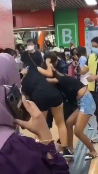Dua TKW asal Indonesia berkelahi di stasiun luar negeri.