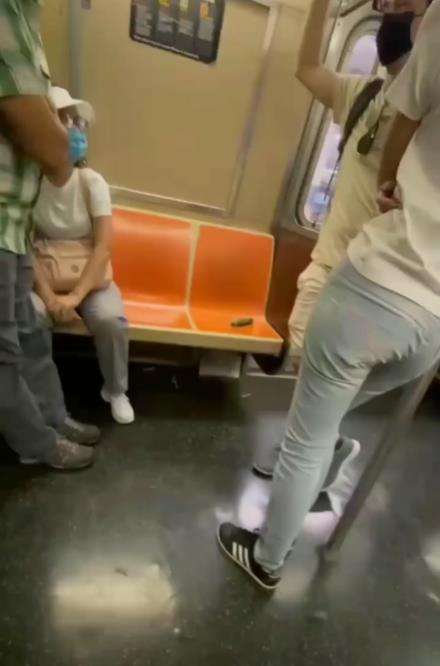 Benda 'keramat' ketinggalan di gerbong krl.