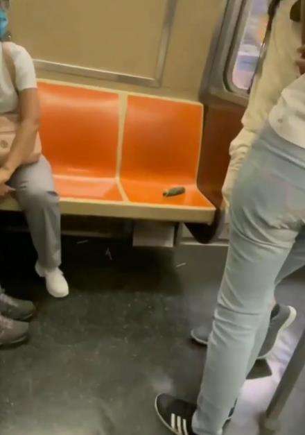 Benda 'keramat' ketinggalan di gerbong krl.