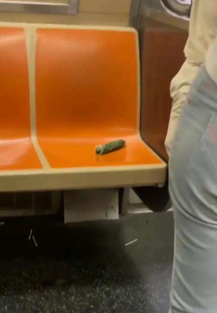 Benda 'keramat' ketinggalan di gerbong krl.
