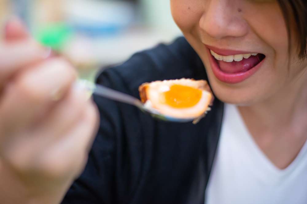 Makan Telur Rebus