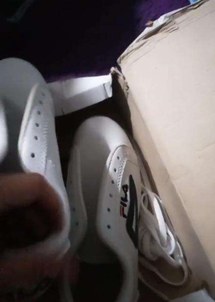 Beli sandal yang dikirim sepatu dengan tulisan merek terbalik.
