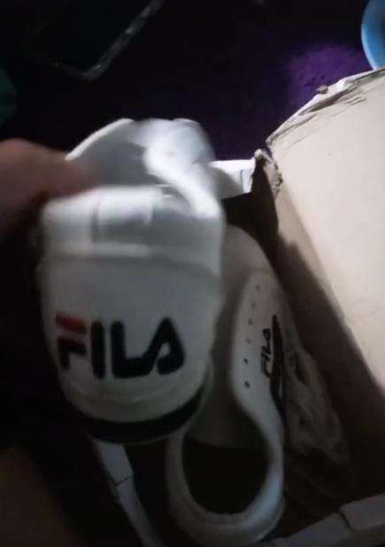 Beli sandal yang dikirim sepatu dengan tulisan merek terbalik.