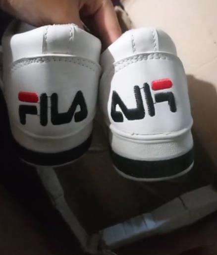 Beli sepatu tampak sama tapi merek beda.