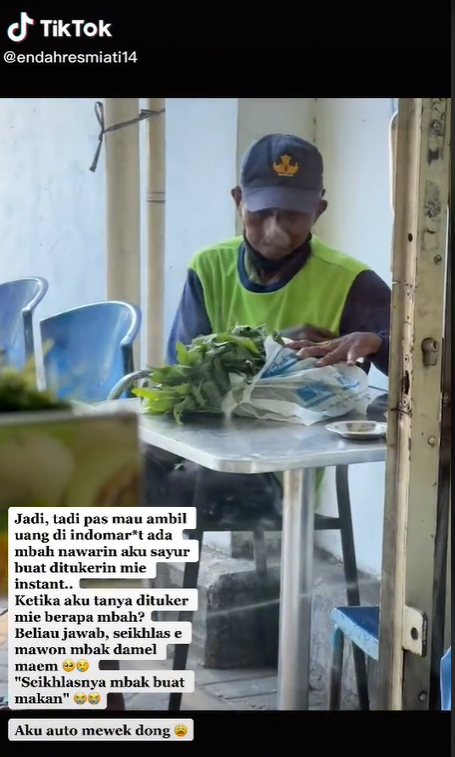 Viral Kakek Ingin Tukar Sayur dengan Mi Instan, Aksi Wanita Ini Bikin Haru