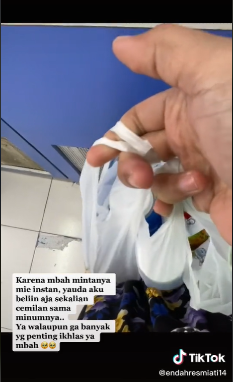 Viral Kakek Ingin Tukar Sayur dengan Mi Instan, Aksi Wanita Ini Bikin Haru
