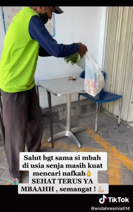 Viral Kakek Ingin Tukar Sayur dengan Mi Instan, Aksi Wanita Ini Bikin Haru