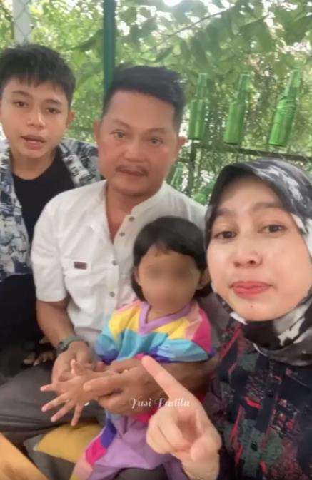 Pura-pura bahagia padahal terluka.
