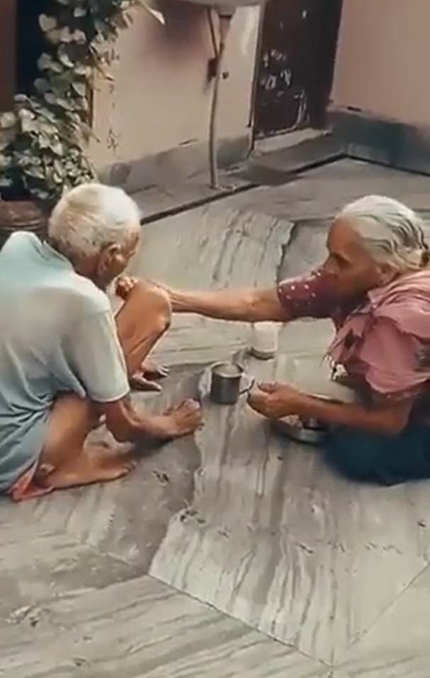 Bak Pengantin Baru, Kakek Nenek Ini Tak Ragu Umbar Kemesraan