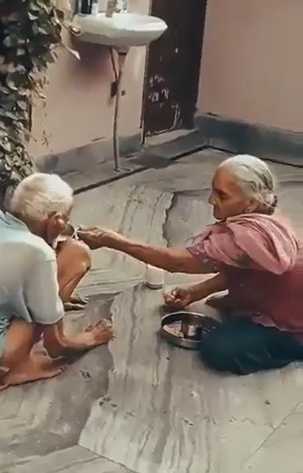 Bak Pengantin Baru, Kakek Nenek Ini Tak Ragu Umbar Kemesraan