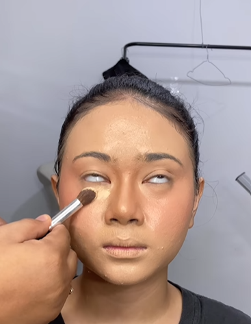 Memakai Base Makeup