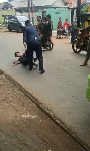 Viral Video Wakil Ketua DPRD Depok Injak dan Suruh Sopir Truk Push Up