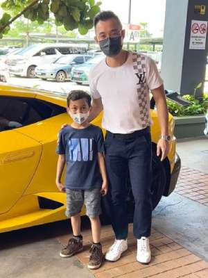 Bocah laki-laki bersama pemilik Lamborghini, Vincent Poh.