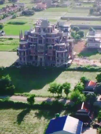 Penampakan rumah mewah dan megah bak istana raja.