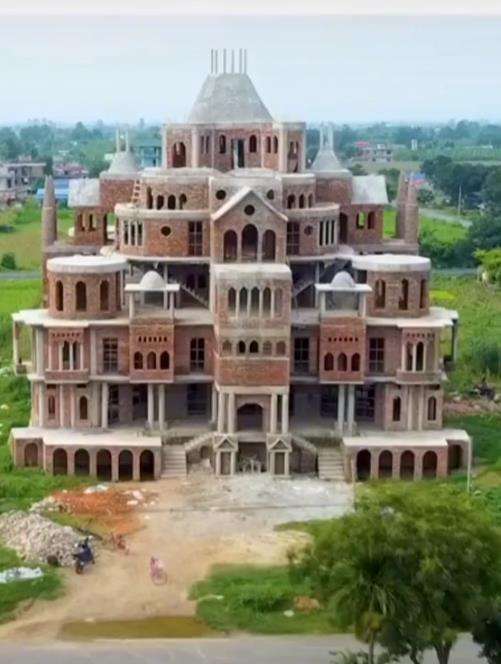 Penampakan rumah mewah dan megah bak istana raja.