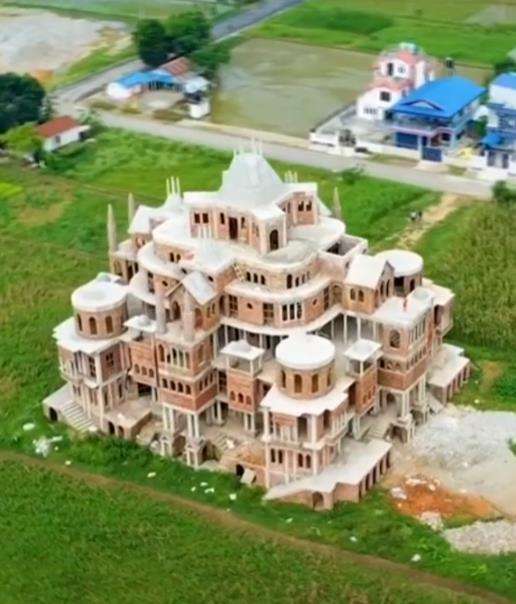 Penampakan rumah mewah dan megah bak istana raja.