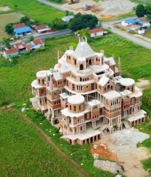 Penampakan rumah mewah dan megah bak istana raja.