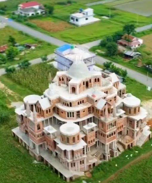 Penampakan rumah mewah dan megah bak istana raja.