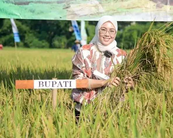 7 fakta Bupati Anne Ratna Mustika.