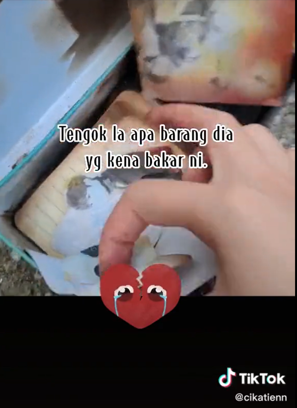 Sedih! Tanpa Izin, Orangtua Tega Bakar Koleksi Merchandise K-Pop Milik Anak