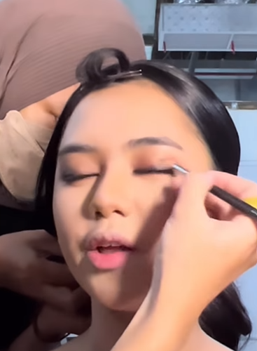 Memakai Eyeshadow