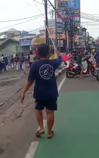 Viral Video Emak-emak Usir Tawuran Pelajar di Tebet dengan Gagang Sapu
