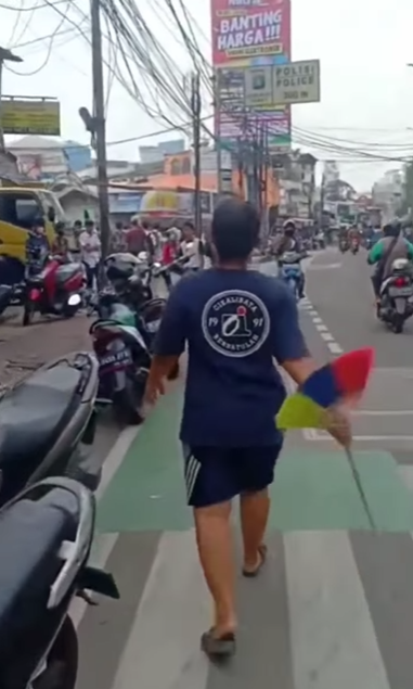 Viral Video Emak-emak Usir Tawuran Pelajar di Tebet dengan Gagang Sapu