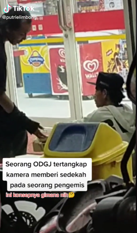 Momen ODGJ Beri Sedekah ke Pengemis, Senyum Semringah Usai Beri Uang