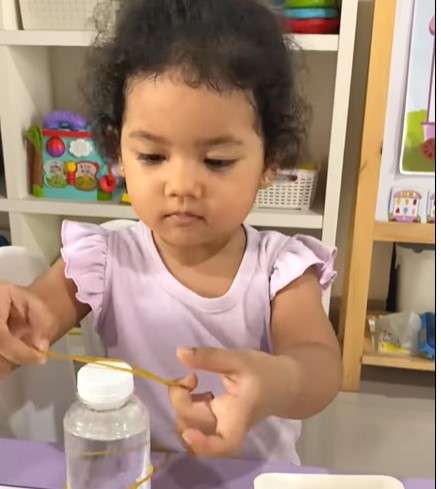Anak main karet gelang