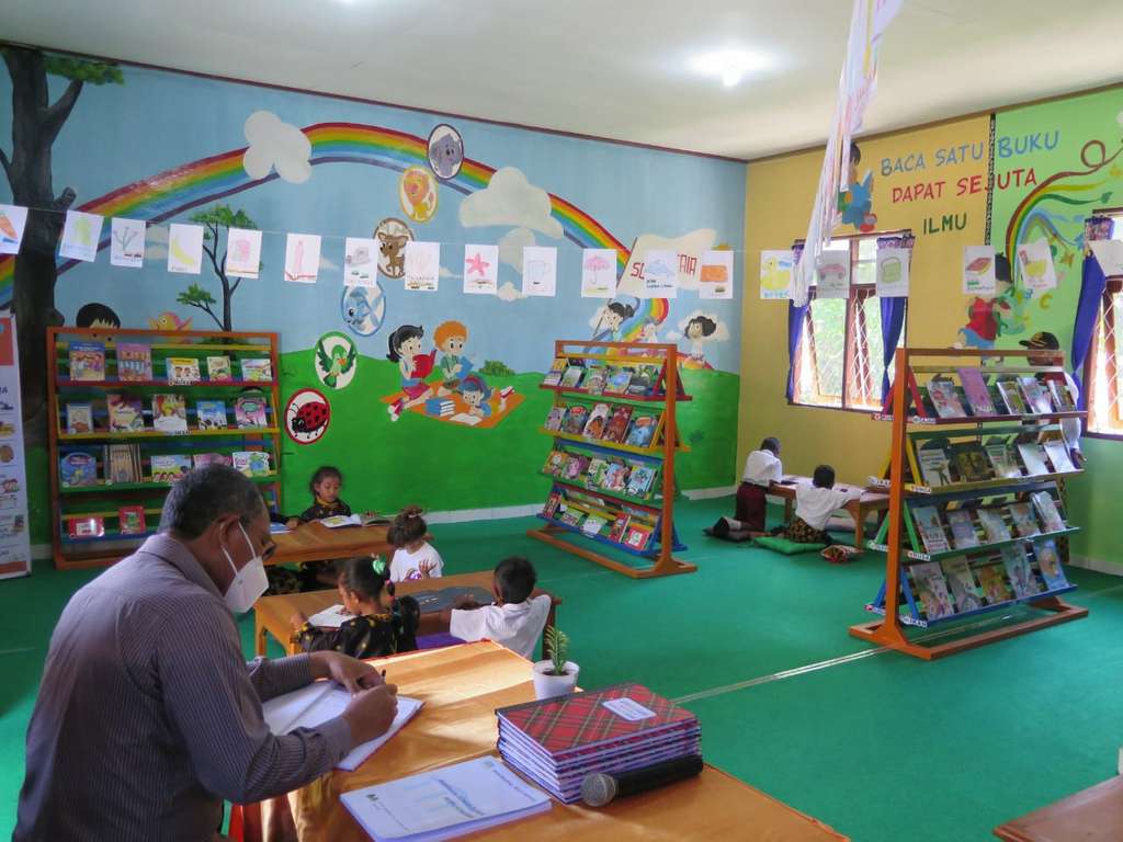 Taman Bacaan Pelangi membuka perpustakaan ramah anak di 56 SD yang tersebar di Kabupaten Nagekeo, NTT Taman Bacaan Pelangi membuka perpustakaan ramah anak di 56 SD yang tersebar di Kabupaten Nagekeo, NTT