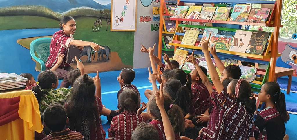 Taman Bacaan Pelangi membuka perpustakaan ramah anak di 56 SD yang tersebar di Kabupaten Nagekeo, NTT Taman Bacaan Pelangi membuka perpustakaan ramah anak di 56 SD yang tersebar di Kabupaten Nagekeo, NTT