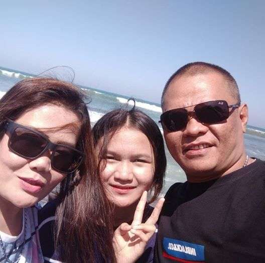 Deny Firdaus bersama istri dan putrinya